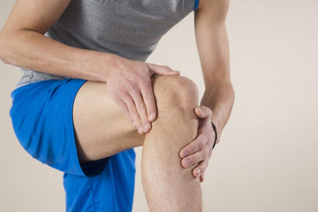 A primeira dor e rixidez da articulación debido á artrose atribúense ás tensións musculares e ligamentosas.